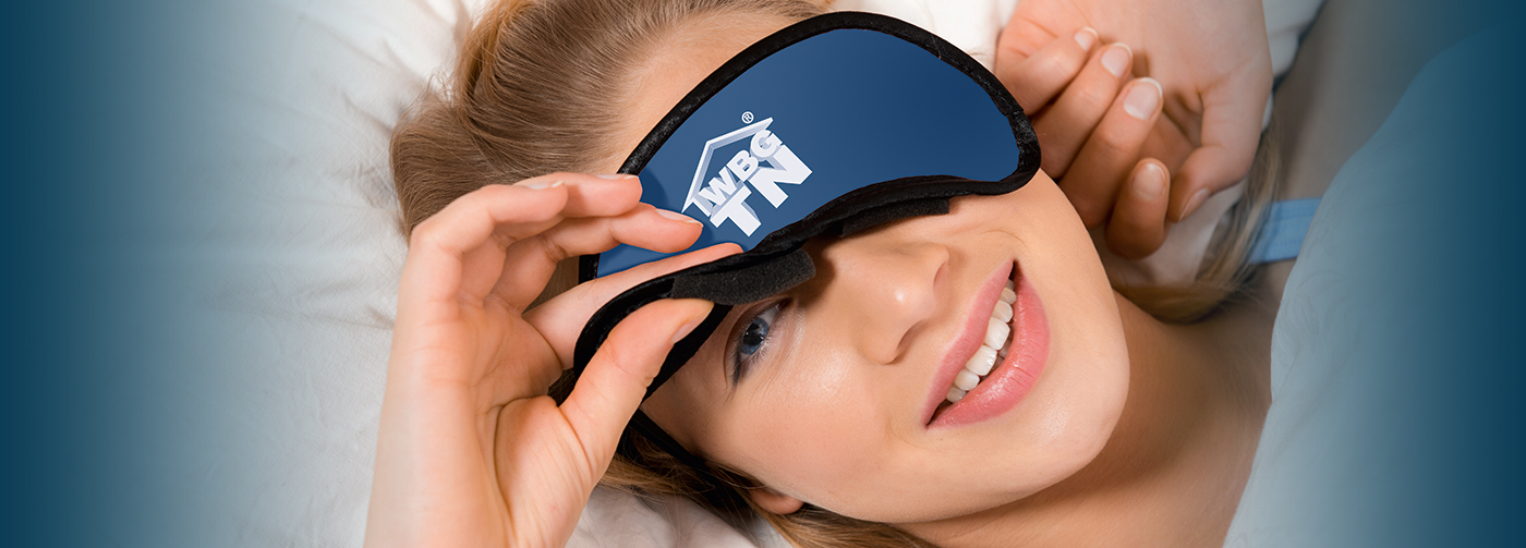 Frau mit Schlafmaske als Symbolbild für die Gästewohnung der WBG "Treptow Nord", ©Jonas Glaubitz/AdobeStock