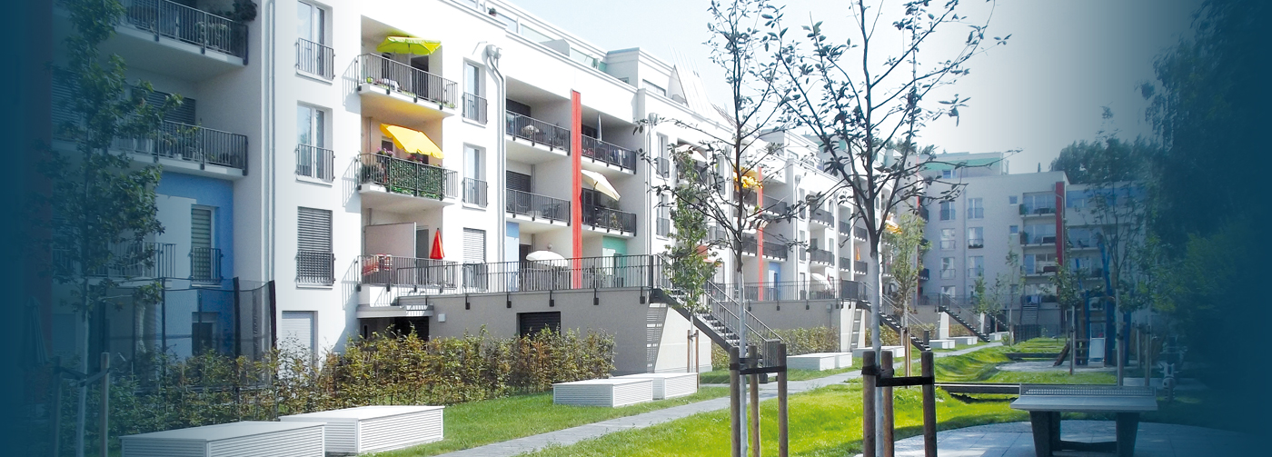 Begrünter Hof mit Spielgeräten des Neubaus HeidekampEck der WBG "Treptow Nord"