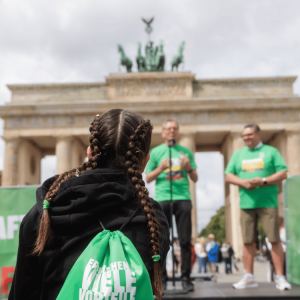 Redner vor dem Brandenburger Tor.